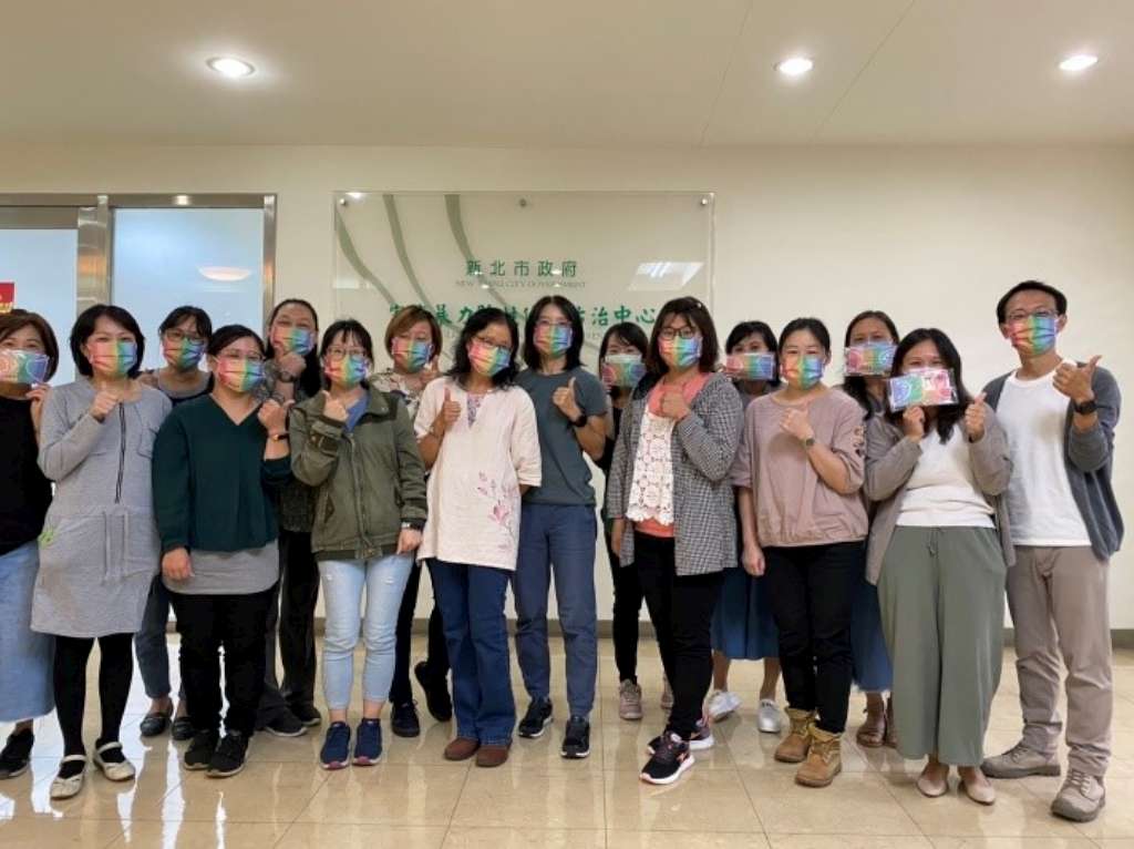 家防中心同仁一同呼籲友善多元性別，提倡多元性別親密暴力防治及紫絲帶暴力零容忍觀念