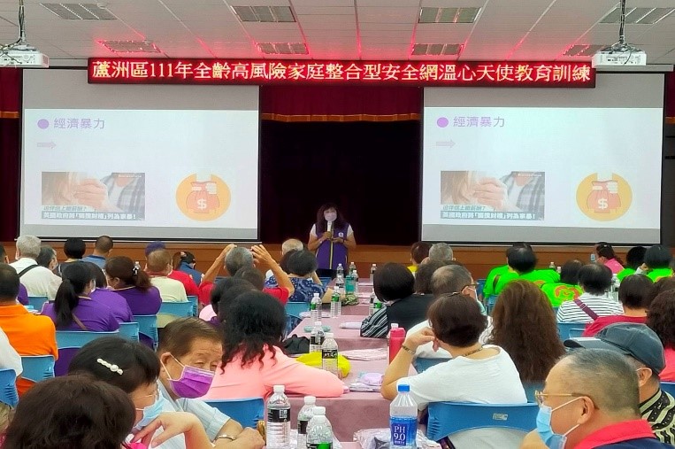 紫絲帶達人、社區防暴宣講師於社區活動進行防暴教育宣導，說明兒少保護、家庭暴力防治的重要性