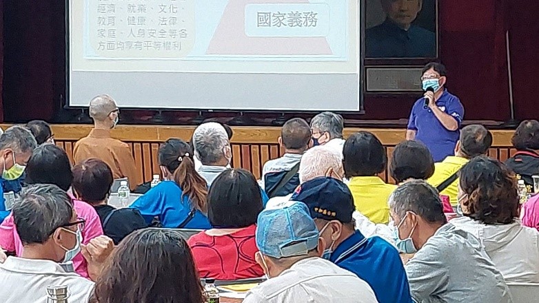 紫絲帶達人、社區防暴宣講師於社區關懷據點進行社區防暴宣導，說明老人保護、家庭暴力防治的重要性