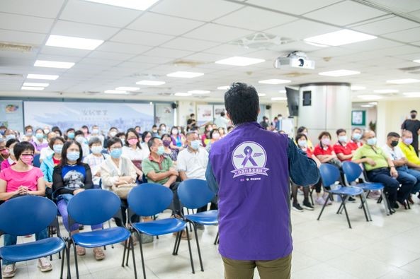紫絲帶達人、社區防暴宣講師於社區關懷據點進行社區防暴宣導，說明老人保護、家庭暴力防治的重要性