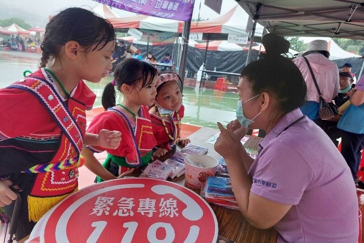社區團體於原住民祭典活動進行家庭暴力防治設攤宣導