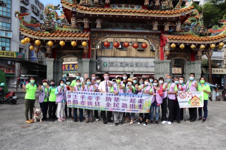 於社區生活熱點(蘆洲忠義廟)進行家暴防治宣導