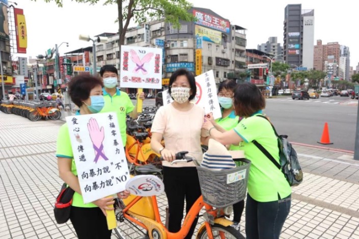 於社區生活熱點(捷運站)進行家暴防治宣導