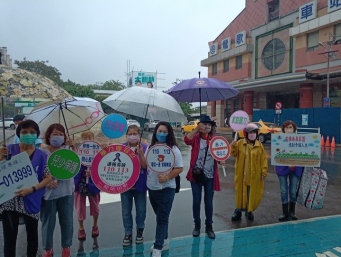 鶯歌建德社區於生活熱點(鶯歌火車站、鶯歌公有市場)進行社區防暴宣導
