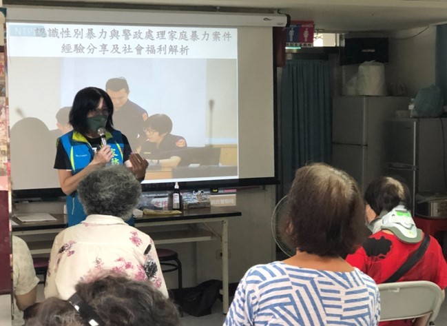 中和碧湖社區邀請中和分局家防官對社區民眾進行家庭暴力防治宣導