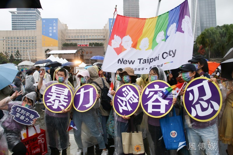 參與同志遊行活動，提倡多元性別親密暴力防治及紫絲帶暴力零容忍觀念