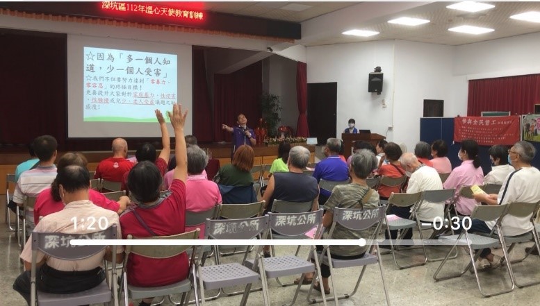 紫絲帶達人、社區防暴宣講師於社區關懷據點進行社區防暴宣導，說明老人保護、家庭暴力防治的重要性1