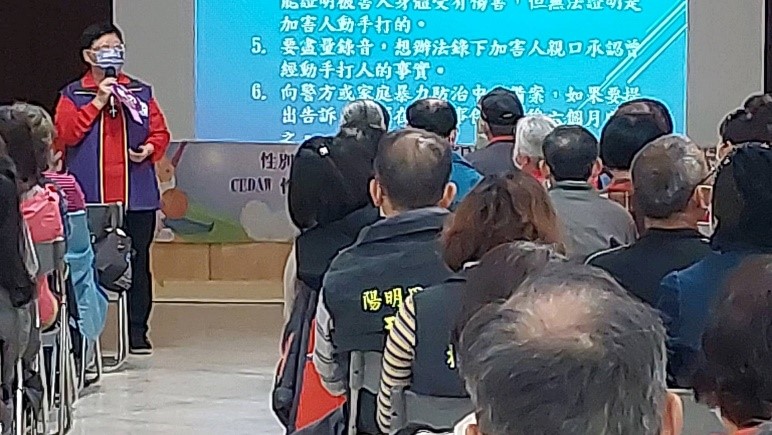 紫絲帶達人、社區防暴宣講師於社區關懷據點進行社區防暴宣導，說明老人保護、家庭暴力防治的重要性4