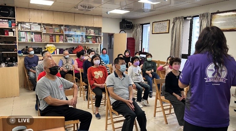 紫絲帶達人、社區防暴宣講師於社區關懷據點進行社區防暴宣導，說明老人保護、家庭暴力防治的重要性5