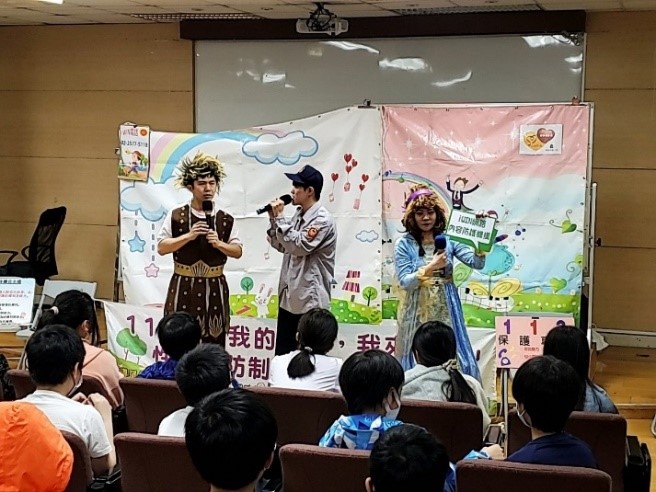 結合中華文創藝術公益協會辦理112年「我的隱私，我來守護」兒少性剝削防制宣導活動，共於16所國小進行宣導，共計2,312人次學童參與