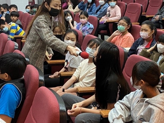 結合台灣關懷社會公益服務協會辦理112年新北市兒少性剝削防制校園宣導活動，共於14所國小、2所國中進行宣導，計2,098人次學童參與