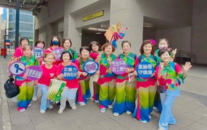 板新社區每年均會辦理「板車快閃」活動，集結社區志工著裝，推著板新社區特色宮燈，沿路進行大型踩街宣導活動