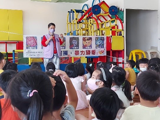 樹林紳士協會於安親班、幼兒園進行宣導，運用色彩豐富的圖片、有獎問答，教育孩子們如何辨識家長照顧者的情緒，如何保護自身安全