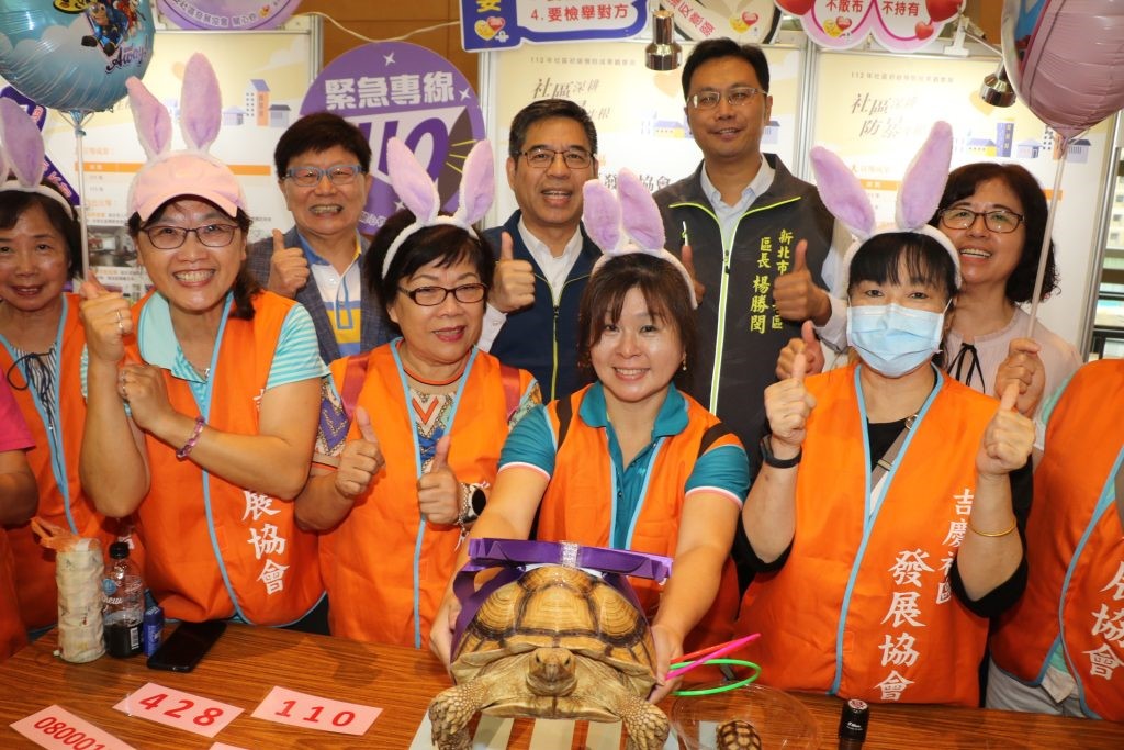 瑞芳吉慶社區不僅運用追垃圾車宣導防暴 在觀摩會中還利用蘇卡達象龜綁紫絲帶宣導