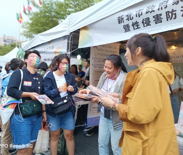 透過多元性別親密關係暴力防治說明與資源介紹，讓現場的朋友增加對暴力防治的意識，了解相關的求助管道及資源
