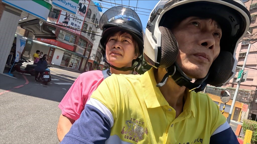 永昌社區理事長兼永昌里長游武雄在影片中載著太太段淑惠趕往受暴的美香家中調解
