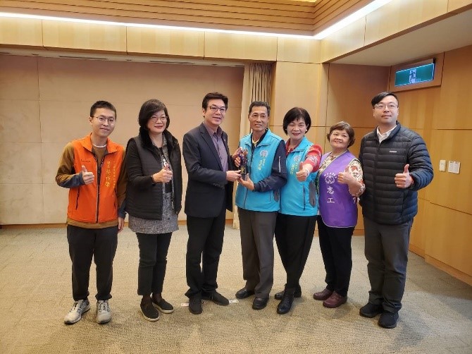 鶯歌永昌社區理事長兼永昌里長游武雄於市政會議中獻榮獲全國第一屆社區金像獎銀獎，由副市長劉和然受獎