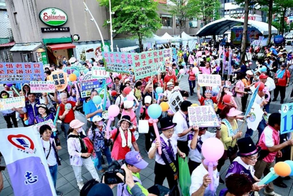 啟動儀式後踩街、口號宣導展現中華民國紳士會113年投入老人保護宣導的決心-1.jpg