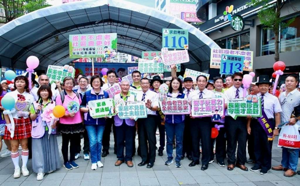 啟動儀式後踩街、口號宣導展現中華民國紳士會113年投入老人保護宣導的決心-2.jpg