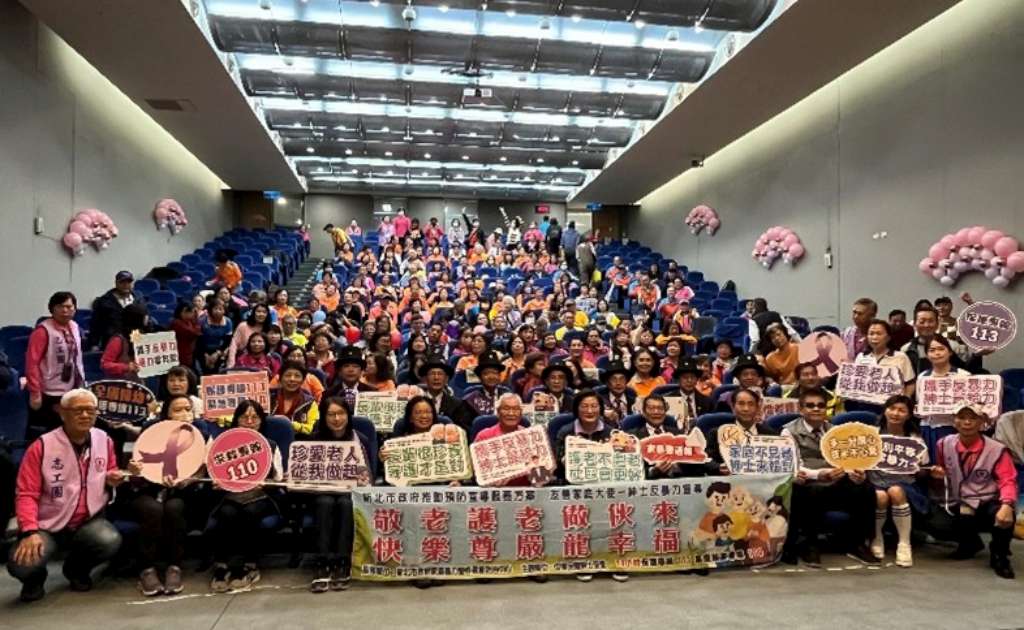 113年11月30日辦理友善家庭大使「敬老護老作伙來，快樂尊嚴龍幸福」宣導成果發表會.jpg