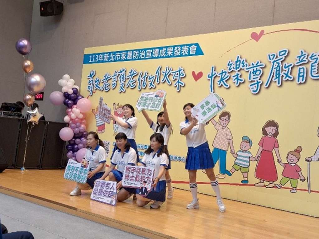 熱情亮麗的開場舞，展開「敬老護老作伙來，快樂尊嚴龍幸福」宣導成果發表會序幕.jpg