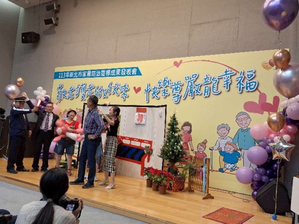 鶯歌紳士協會以奶奶離家出走陳述老人在生活中容易遭受的情境，後由宣講師提供資源予以協助.jpg