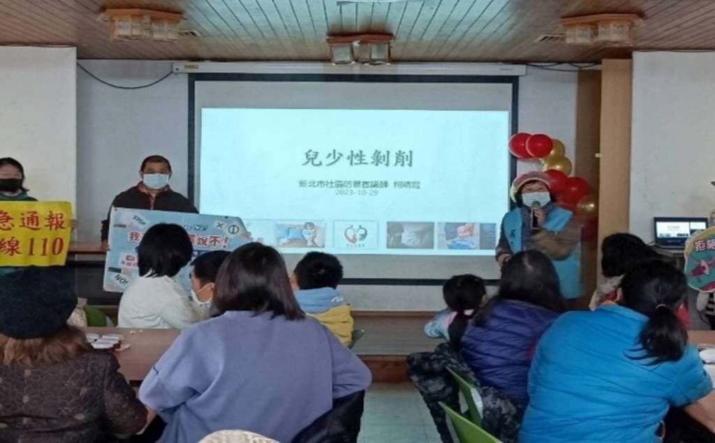 紫絲帶達人、社區防暴宣講師於社區活動進行防暴教育宣導，說明兒少保護、家庭暴力防治的重要性.jpg