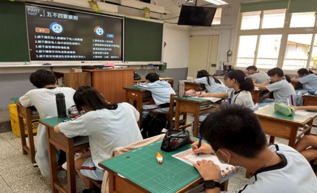 國高中職學生於課程心得填入「不拍不傳不持有，性別暴力遠離我」學習單.jpg