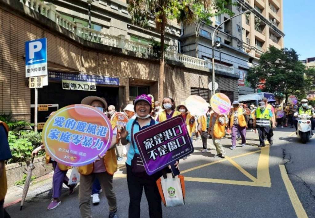 中和莒東社區結合遶境進行家庭暴力防治宣導.jpg