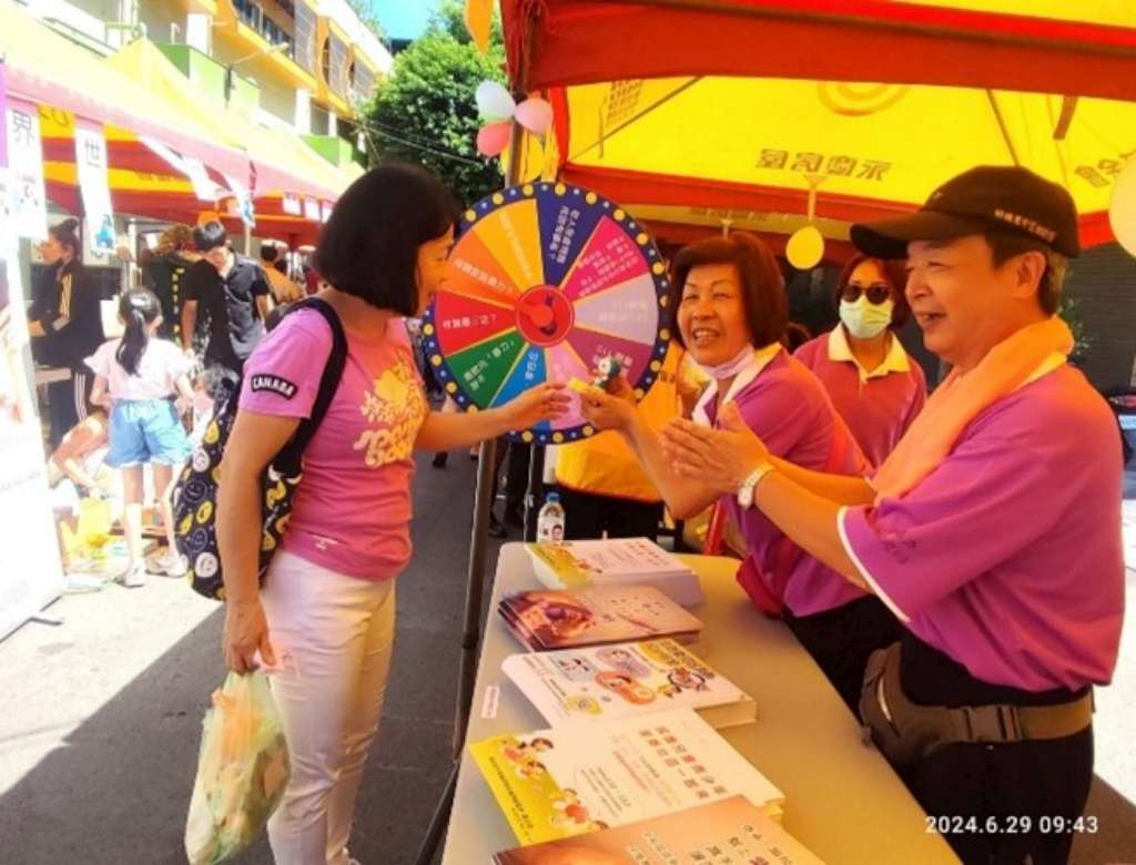 中和莒東社區辦理新北愛小孩暨新住民防暴關懷園遊會進行家庭暴力防治宣導.jpg