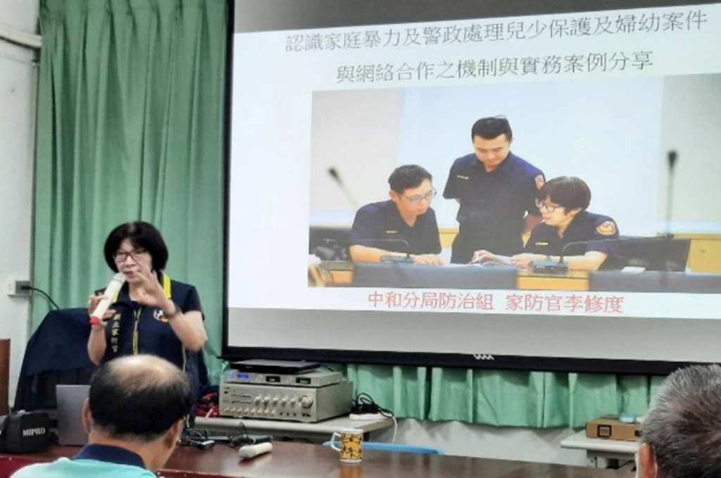 中和莒東社區邀請中和分局李修度家防官對社區幹部及志工進行性別暴力防治意識培力.jpg