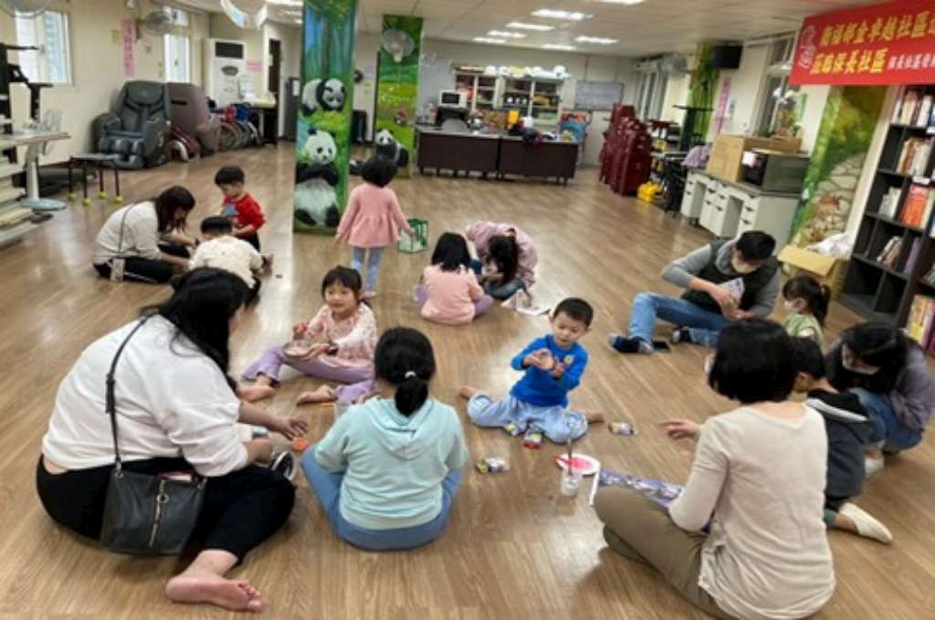 汐止保長社區於社區故事屋活動對親子進行兒少保護宣導.jpg