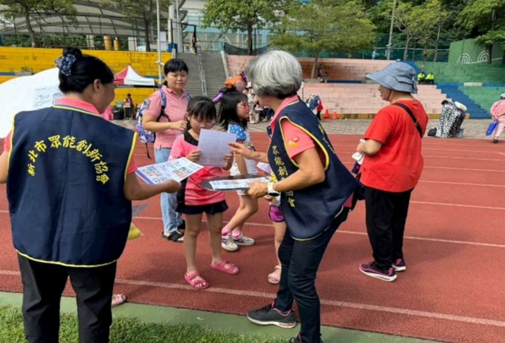 眾能創新協會至奇蹟之家義賣園遊會活動進行設攤及走動式家庭暴力防治、兒少保護宣導.jpg