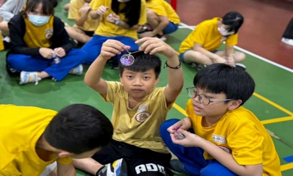 眾能創新協會至泰山國小紫絲帶球DIY進行兒少保護宣導-2.jpg
