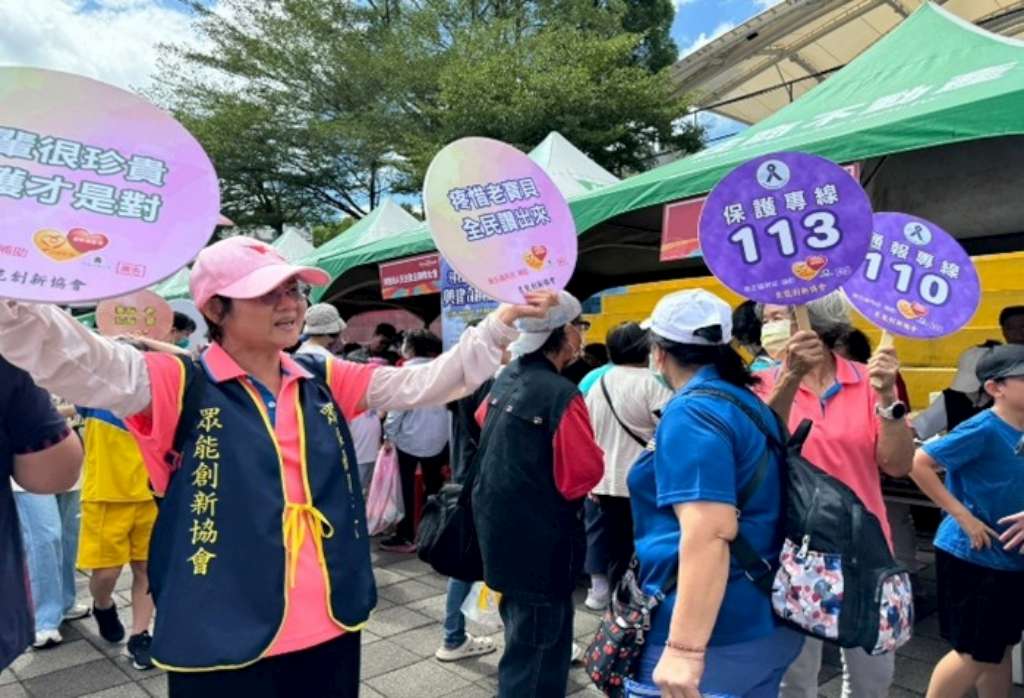 眾能創新協會至泰山獅王節活動進行設攤及走動式家庭暴力防治、兒少保護宣導.jpg