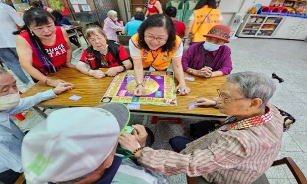 新北市樂活公益協進會於社區關懷據點運用防暴大富翁遊戲進行家暴防治宣導.jpg