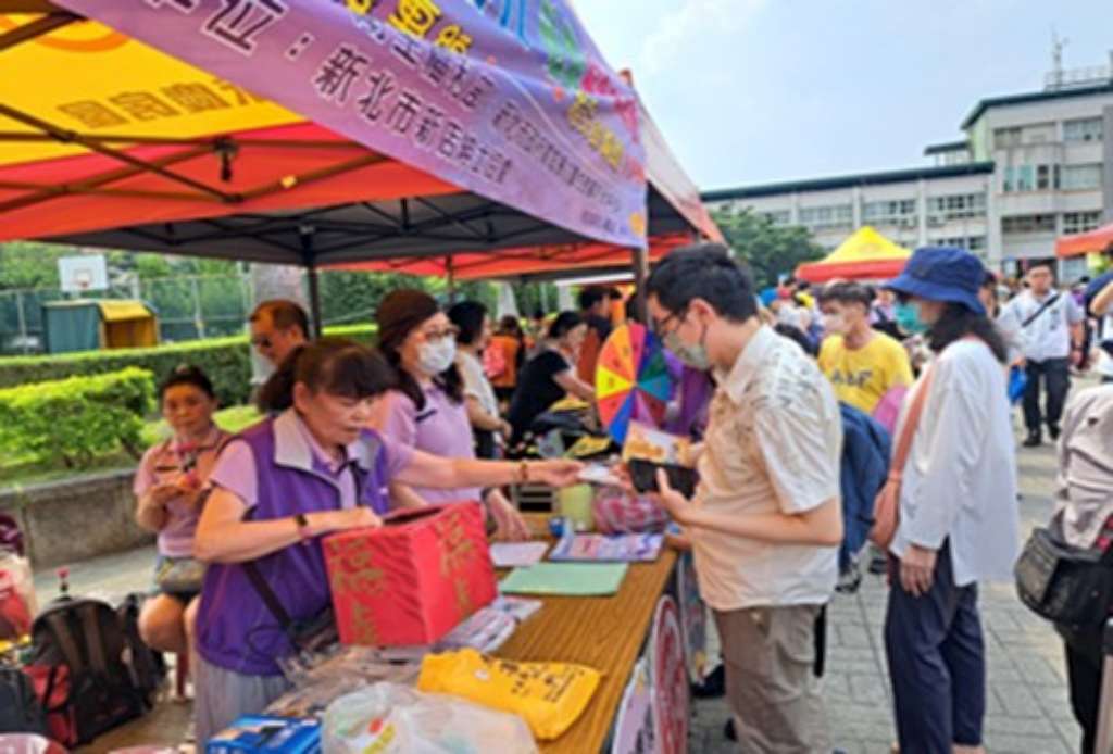 新店紳士協會於母親節聯合慶祝家庭日活動進行家庭暴力防治設攤宣導.jpg