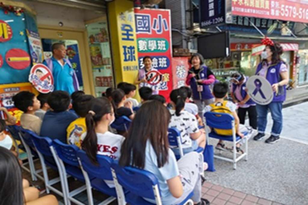 新店紳士協會於社區安親班進行兒少保護、兒少性剝削防制宣導.jpg