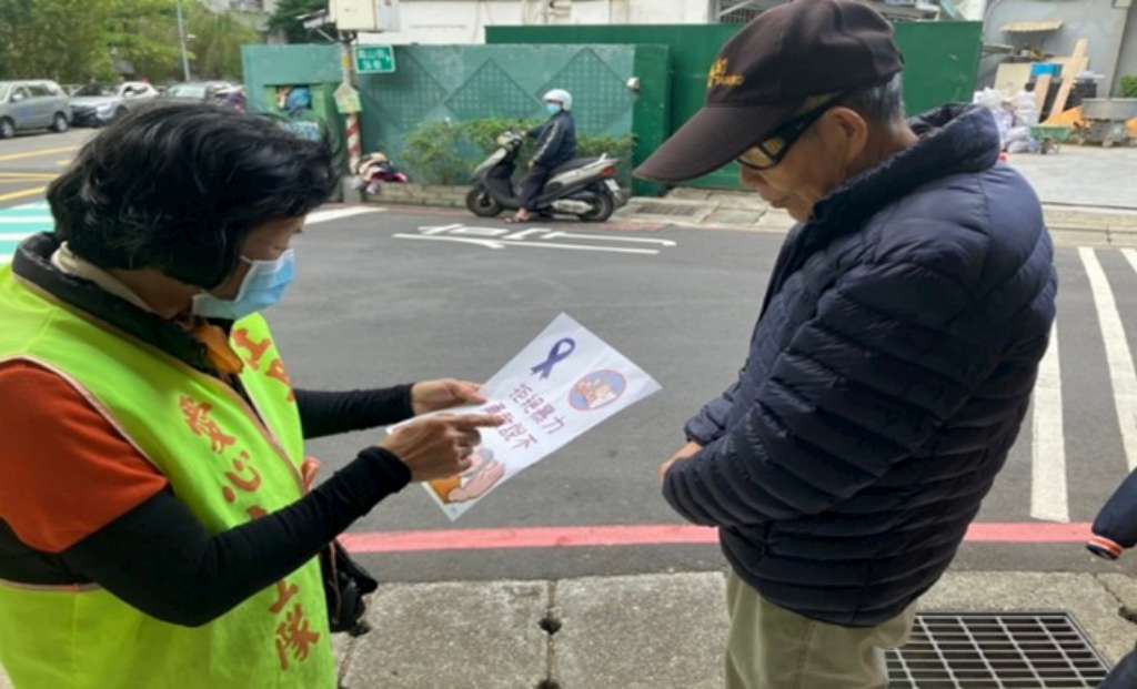 新莊牡丹心社區請志工至社區發放宣導單張並進行走動式老人保護宣導.jpg