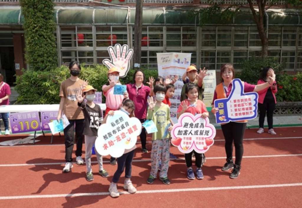 瑞芳吉慶社區至雙溪國小設攤宣導網路數位暴力防治、家庭暴力零容忍.jpg