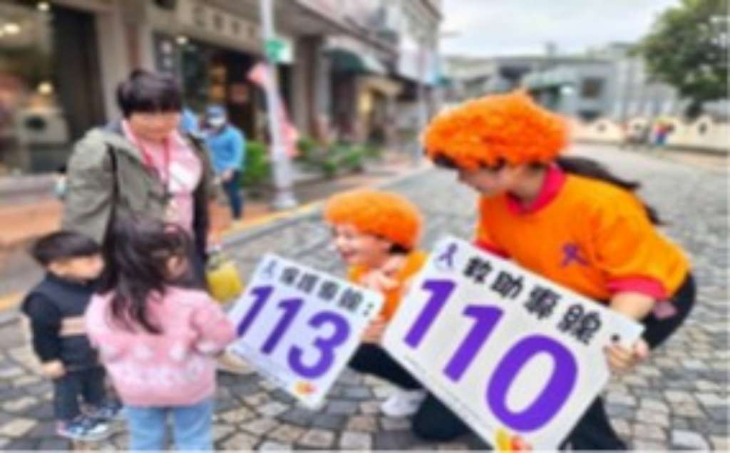 響應「1125國際終止婦女受暴日」於鶯歌老街踩街遊行及防暴小物DIY、趣味闖關活動.jpg