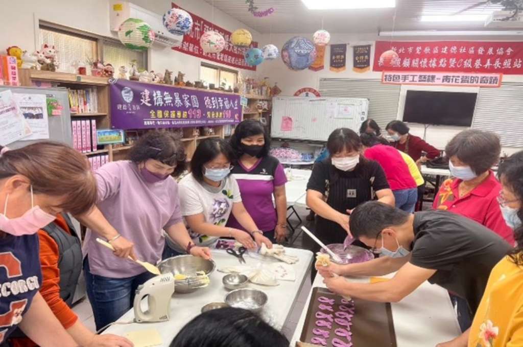 鶯歌建德社區設計製作防暴小物DIY(紫絲帶餅乾)推動社區防暴宣導.jpg