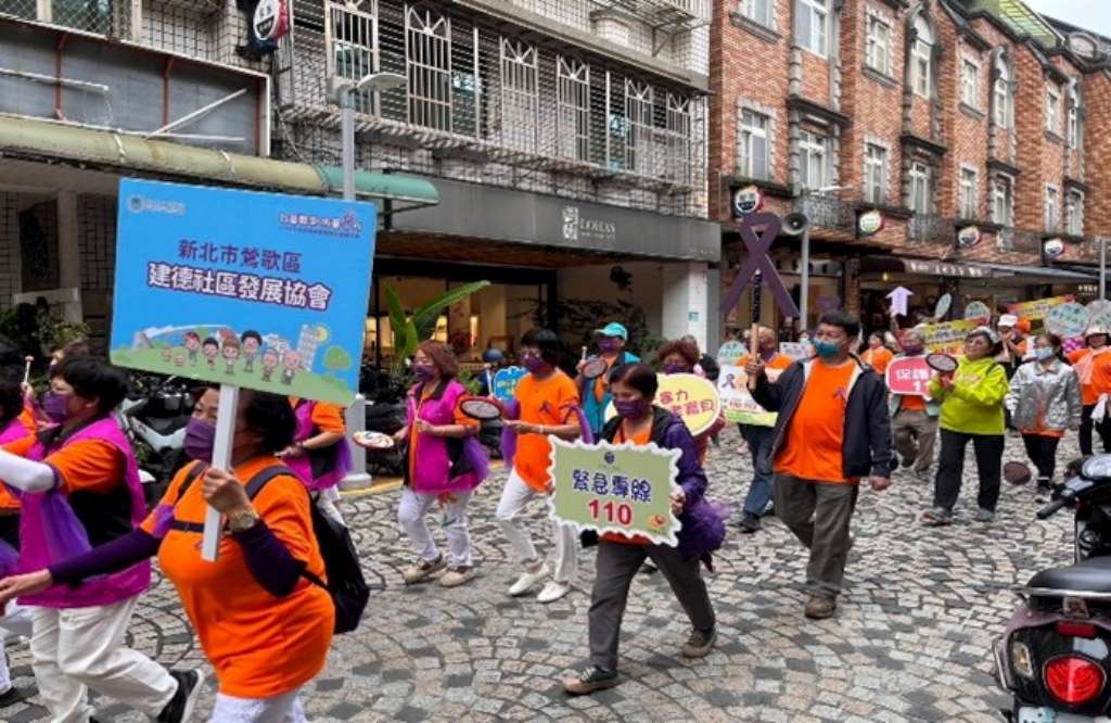 鶯歌建德社區響應1125國際婦女受暴終止日於鶯歌老街進行家暴防治宣導-1.jpg