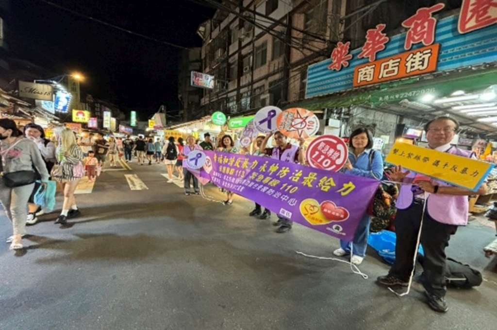 永和紳士協會於樂華夜市進行防暴宣導.jpg