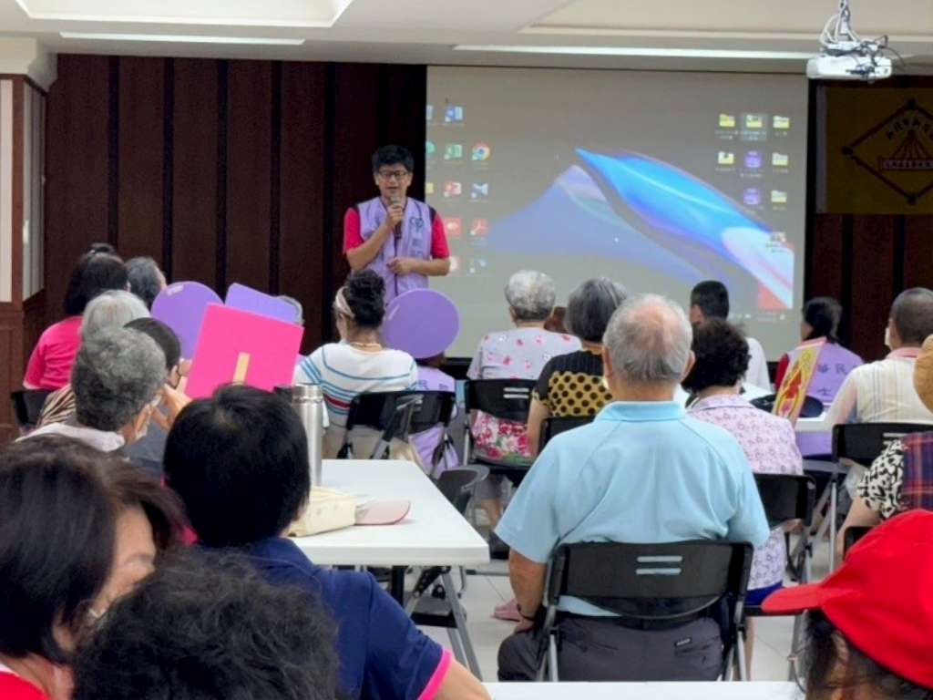 新莊紳士協會對社區民眾進行家庭暴力防治宣導.jpg