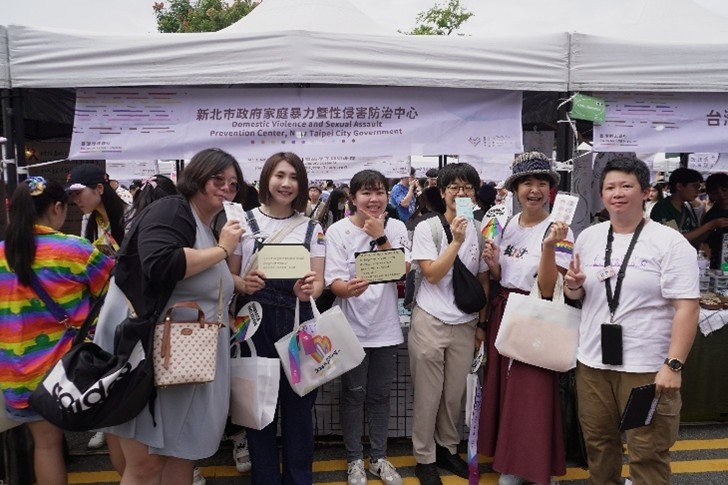 家防中心於臺灣同志遊行的彩虹市集設置攤位，一同提倡多元性別親密關係暴力防治觀念.jpg