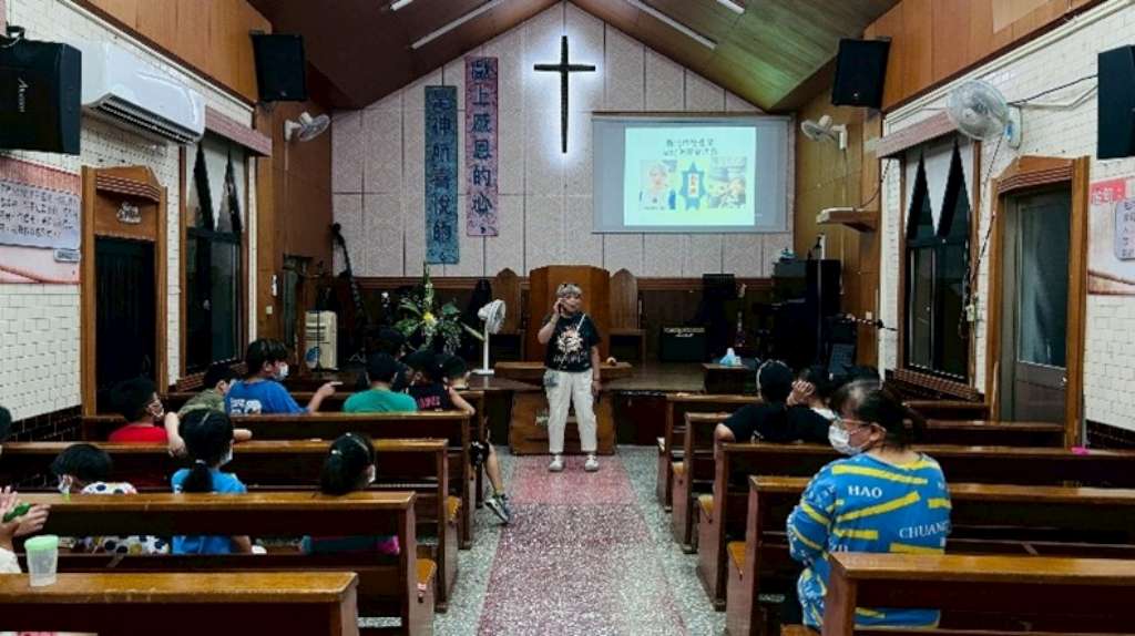 紫絲帶達人、社區防暴宣講師於小衛星關懷據點進行兒少保護及兒少性剝削防治宣導.jpg