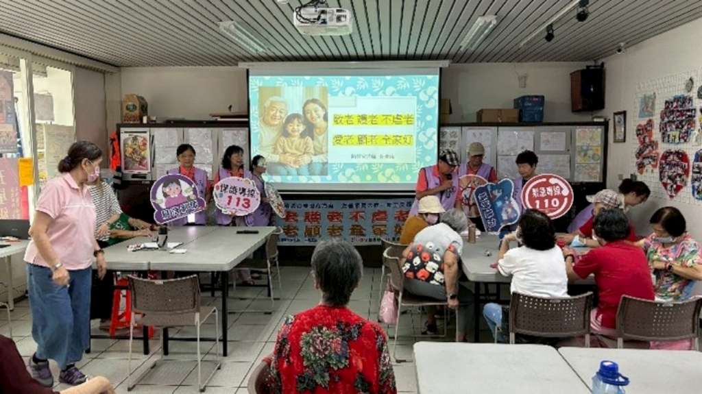 紫絲帶達人、社區防暴宣講師於社區關懷據點針對社區長輩進行老人保護宣導.jpg