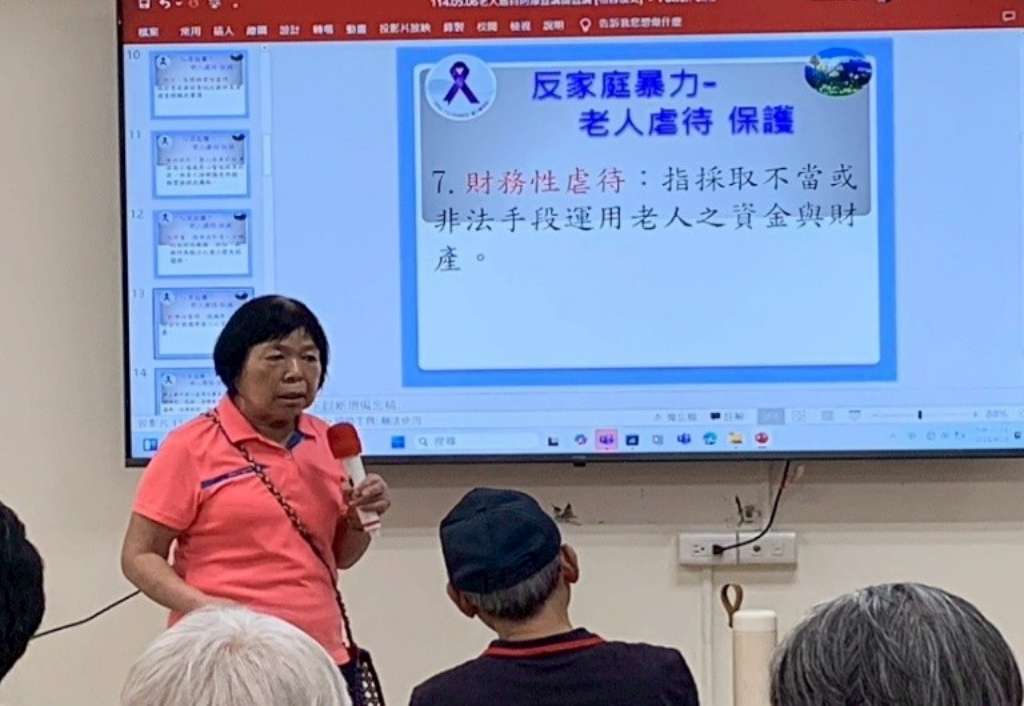 紫絲帶達人、社區防暴宣講師於社區關懷據點進行老人保護、家庭暴力防治宣導-1.jpg