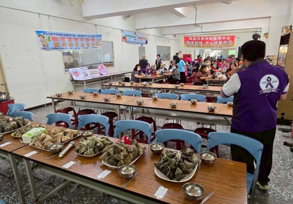 紫絲帶達人、社區防暴宣講師於社區關懷據點進行老人保護、家庭暴力防治宣導-2.jpg